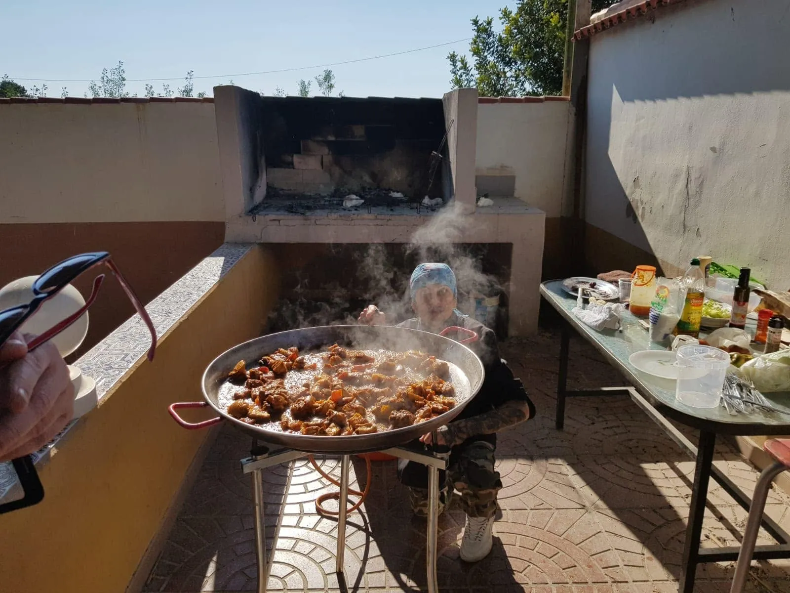 Barbacoa de obra con una paella al fuego
