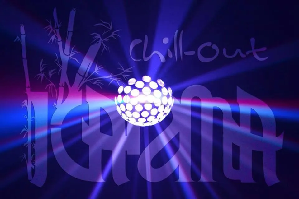 Rótulo Chill-out Karma iluminado junto a una bola de espejos